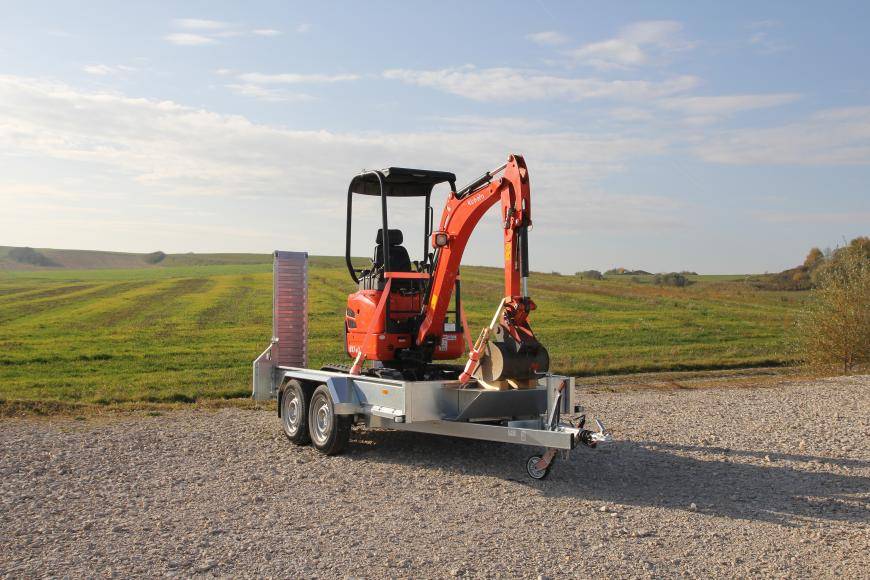 Minibagger auf Baumaschinenanhänger