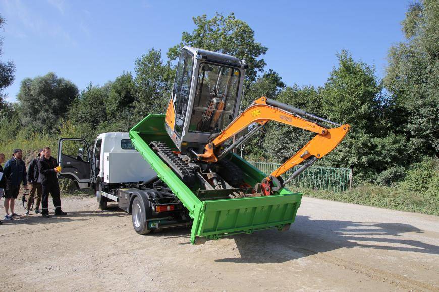 Abrollkipper mit Bagger 