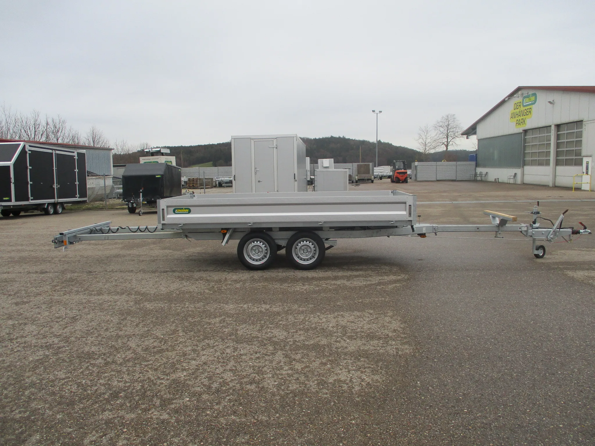 2,6 to Langmaterialanhänger mit werkzeuglos ausziehbarer Rohrzugdeichsel